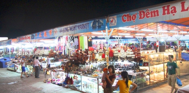 Night market in Bai Chay