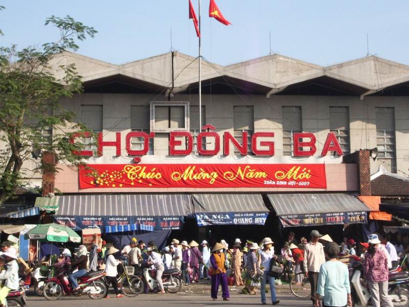 Shopping in Dong Ba Market