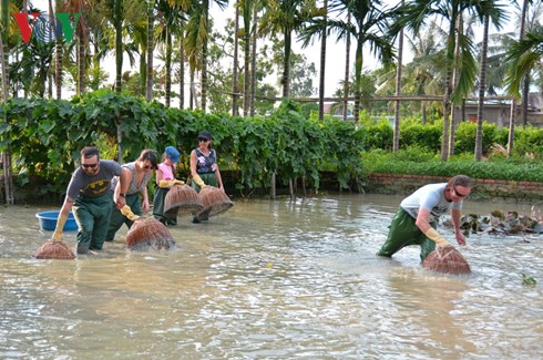 Farmer tourist guides in Quang Ninh province-2