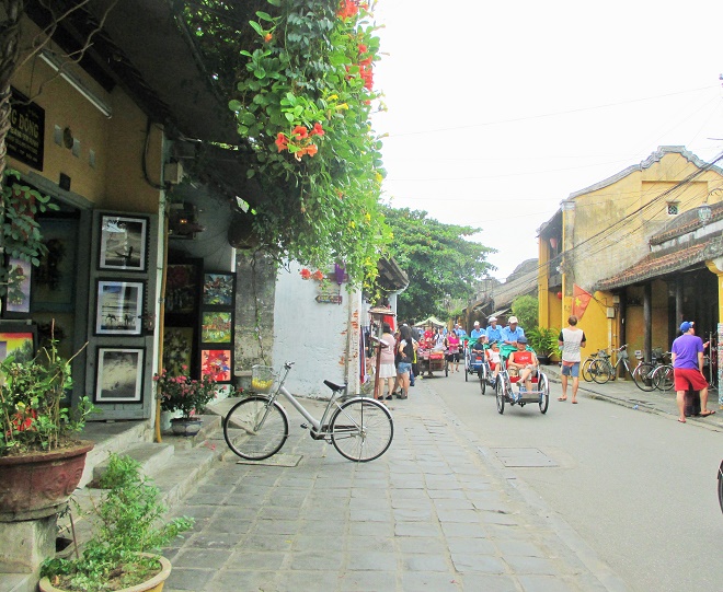 Hoi An ancient town shines on full-moon day-2